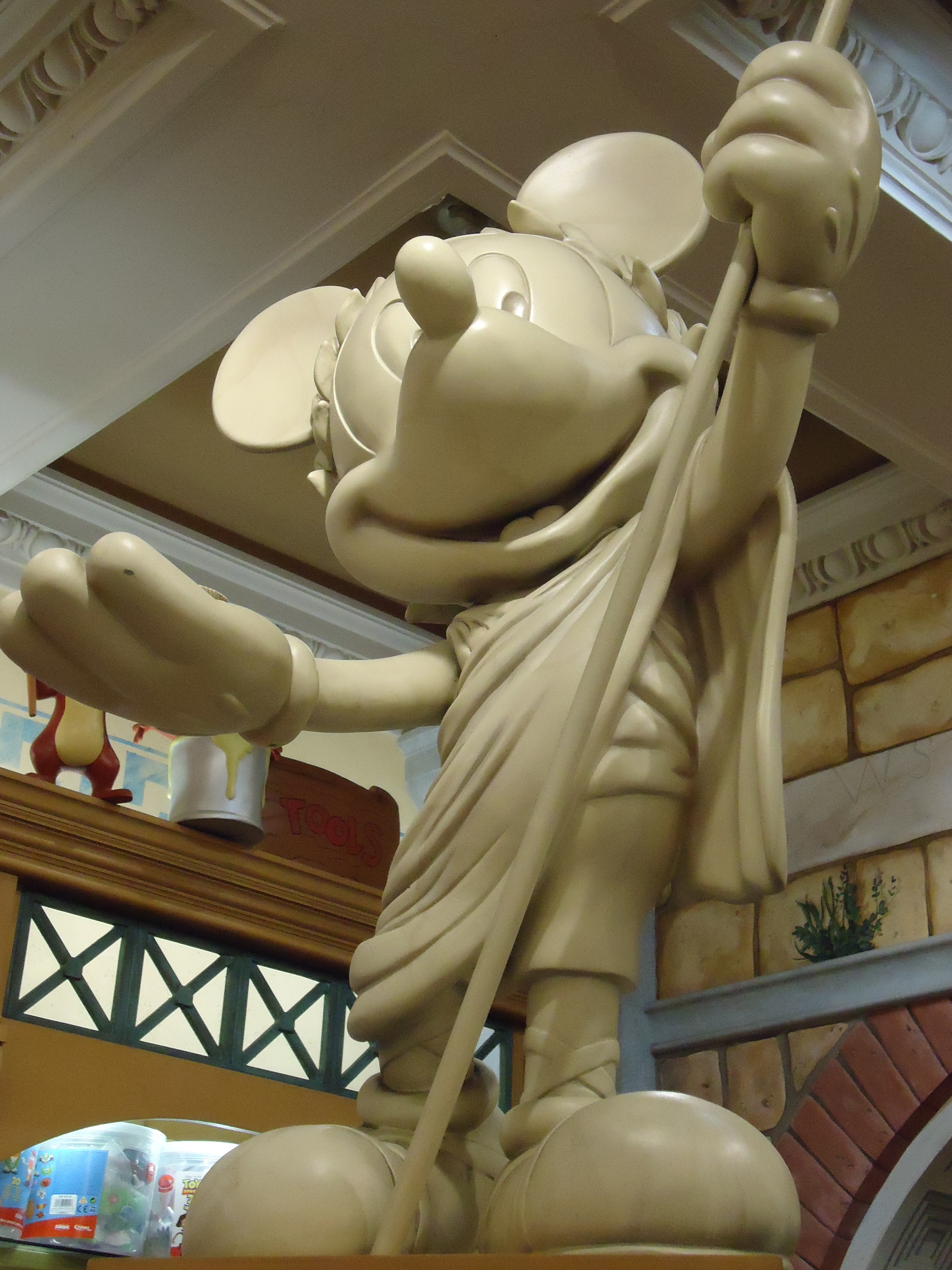 Romeinse Micky Mouse in de Disney Store in Rome