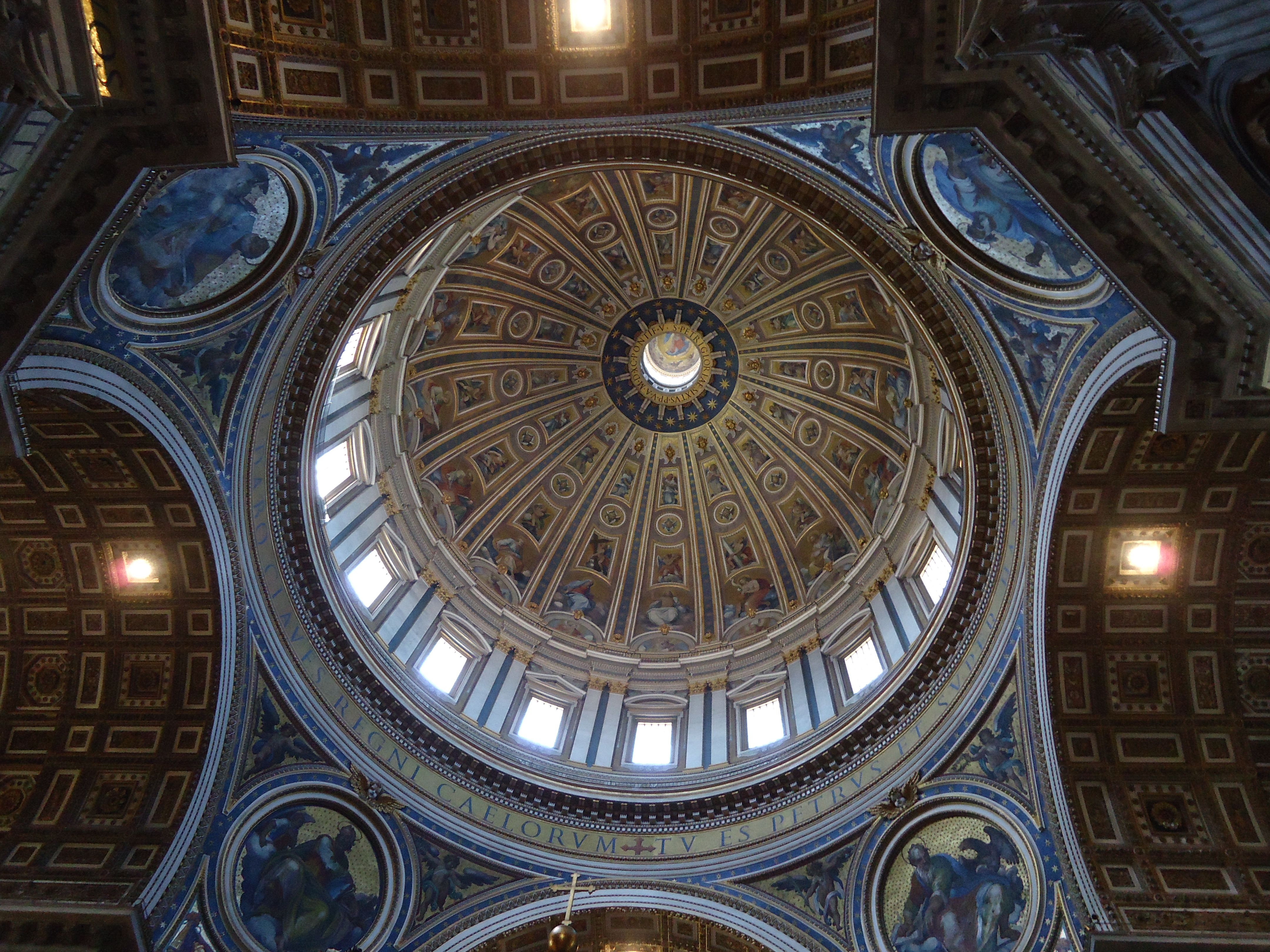 Grote koepel Michelangelo in de Sint-Pietersbasiliek - Vaticaan - Rome