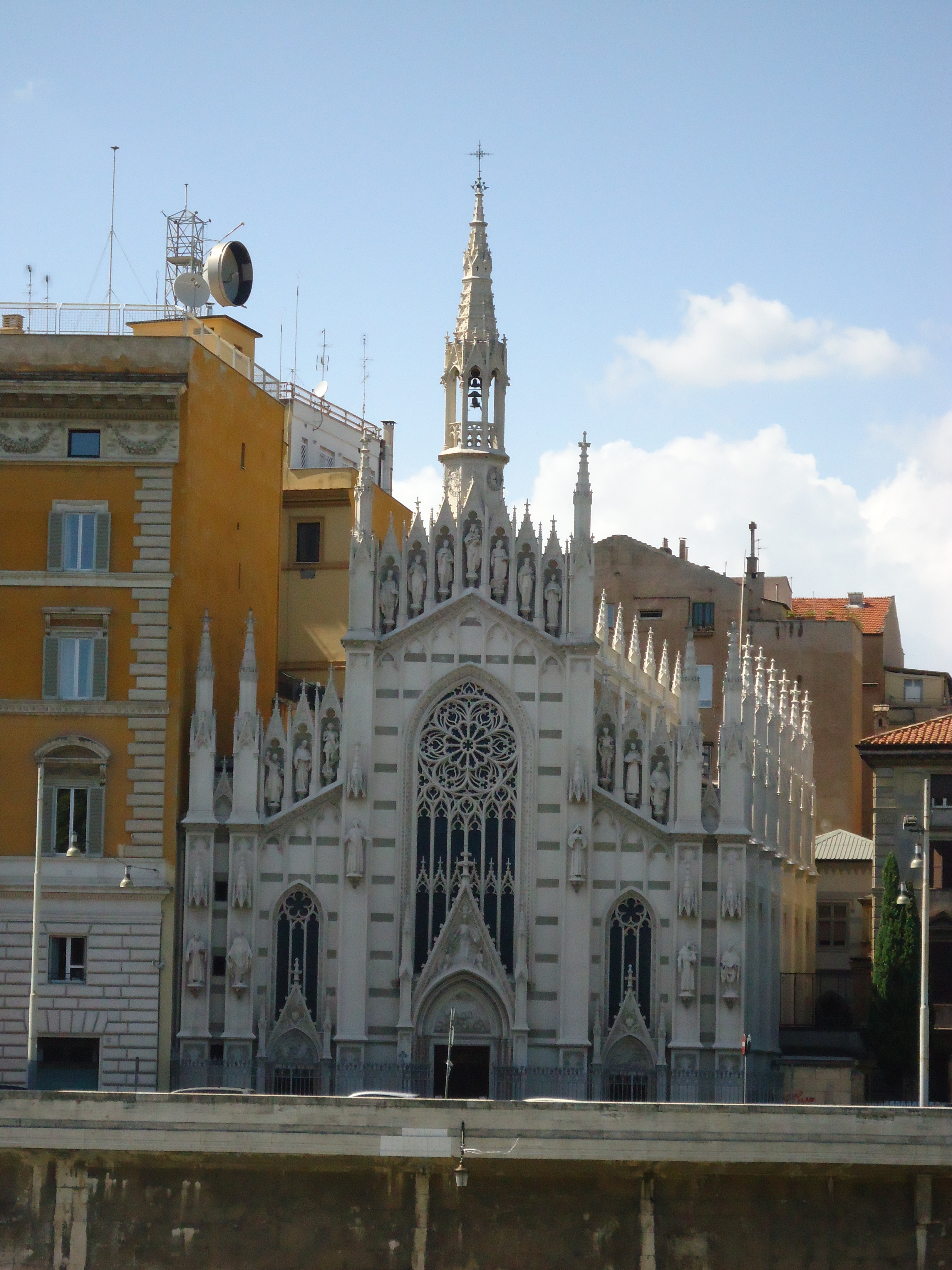 Witte kerk langs de Tiber in Rome