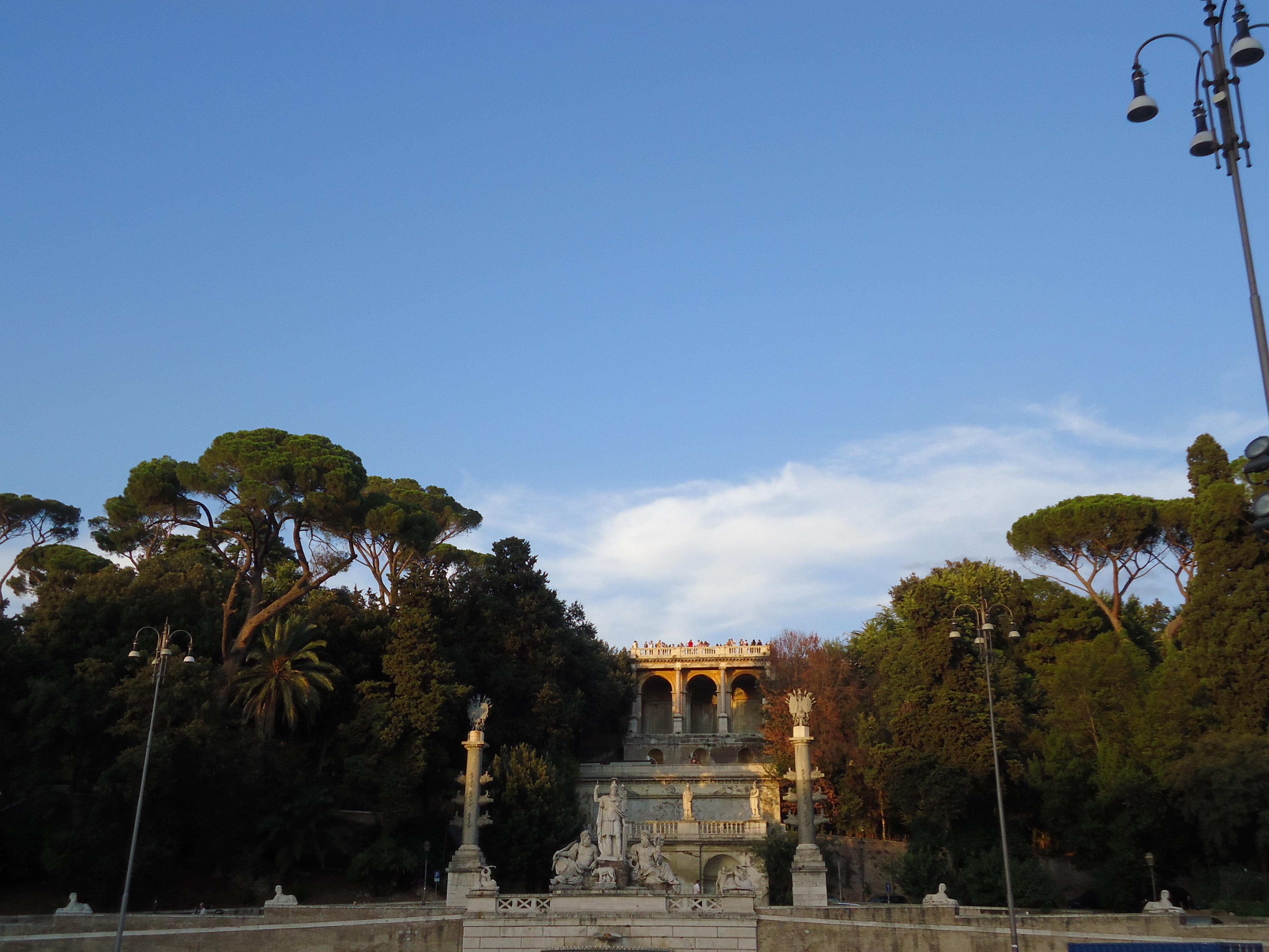 Zicht vanuit Piazza del Popolo op de tuinen van Villa Borghese - Rome
