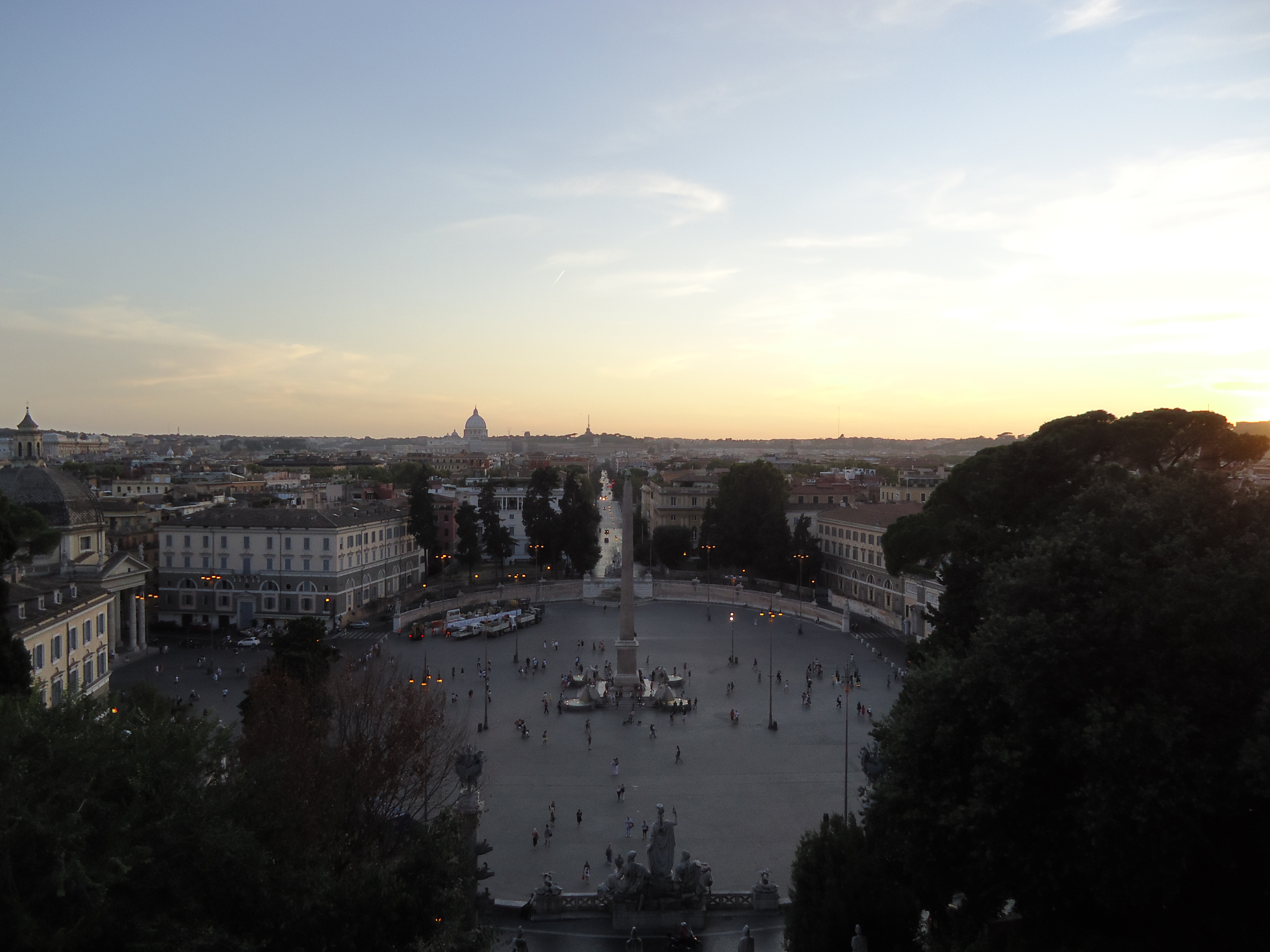 Zicht van boven in de tuinen van Villa Borghese op Piazza del Popolo - Rome