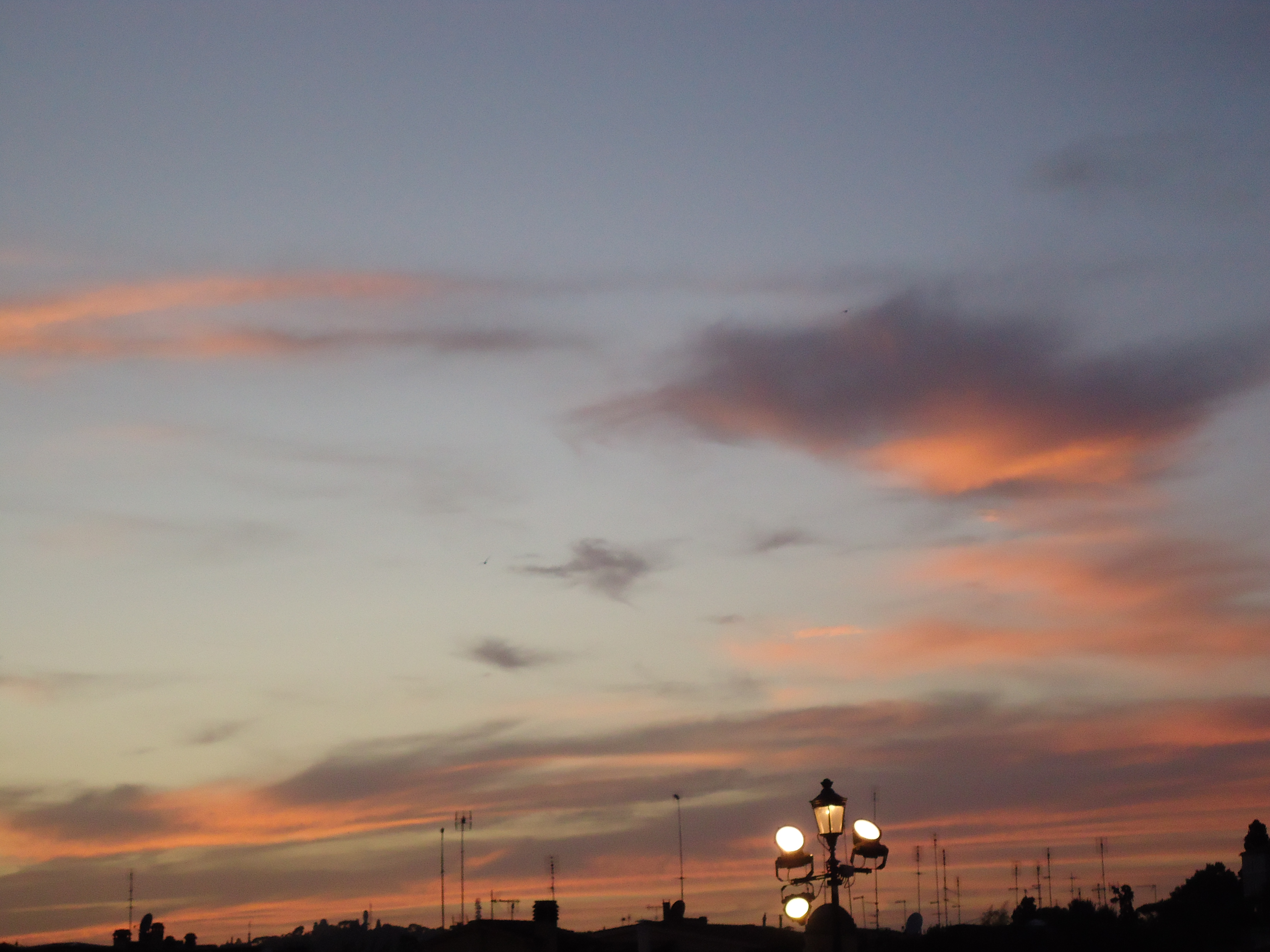 Rode avondlucht - Satellieten - Rome