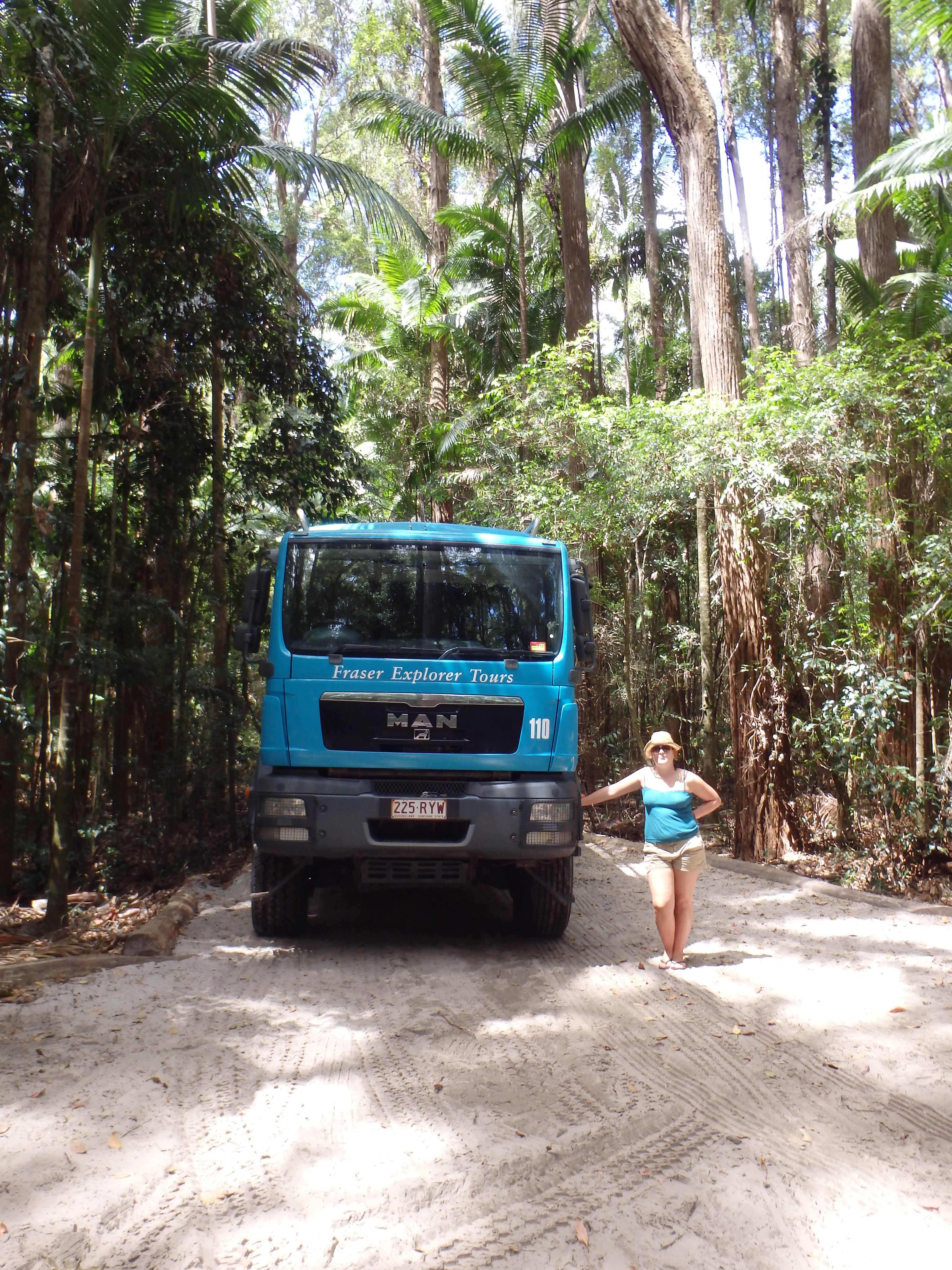 Davina naast grote jeep/truck/bus om rond te rijden op Fraser Island