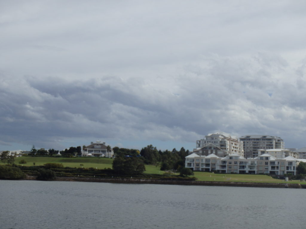 zicht op mooie villa's in Sydney vanuit het water