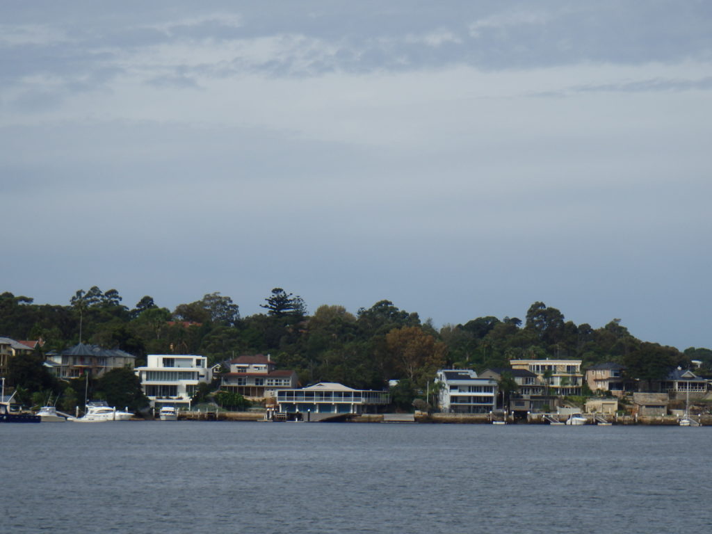 zicht op mooie villa's in Sydney vanuit het water