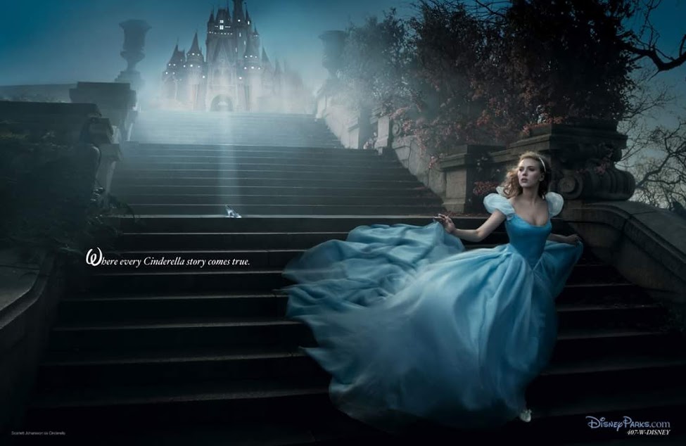 Cinderella (Scarlett Johansson) in een blauw pouffy prinsessenkleed