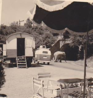 Oude circuswoonwagen