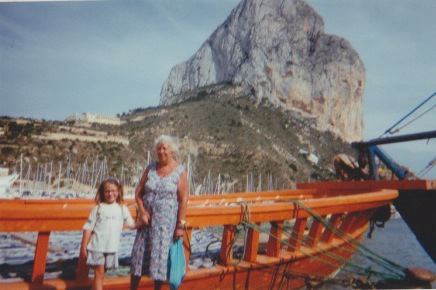 Met mijn grootmoeder in de haven van Calpe, Spanje