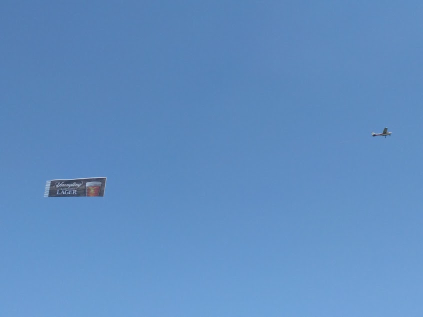 Reclame in de lucht, banner aan vliegtuig
