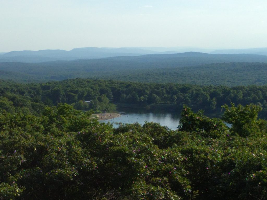 Beach-Met-Uitzicht-Op-High-Point-State-Park