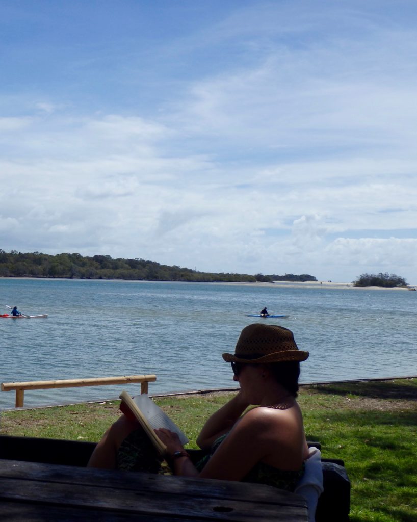 Reisboekenclub - Aan het lezen in Noosa, Australië