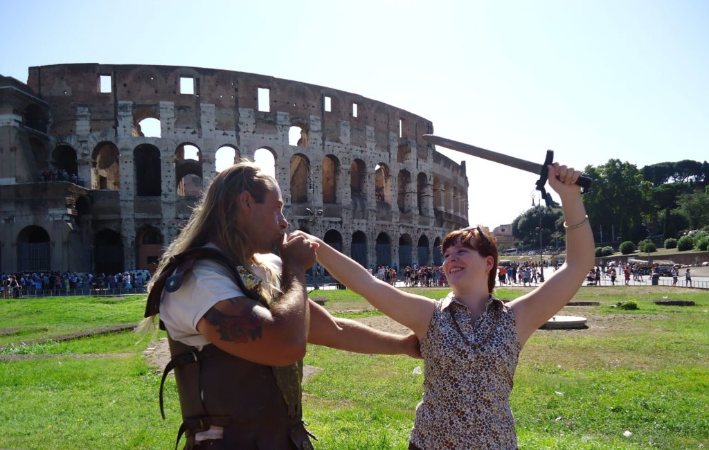 Mijn stoere gladiator en ik voor het Colosseum - Waarom Italiaans leren in Rome?