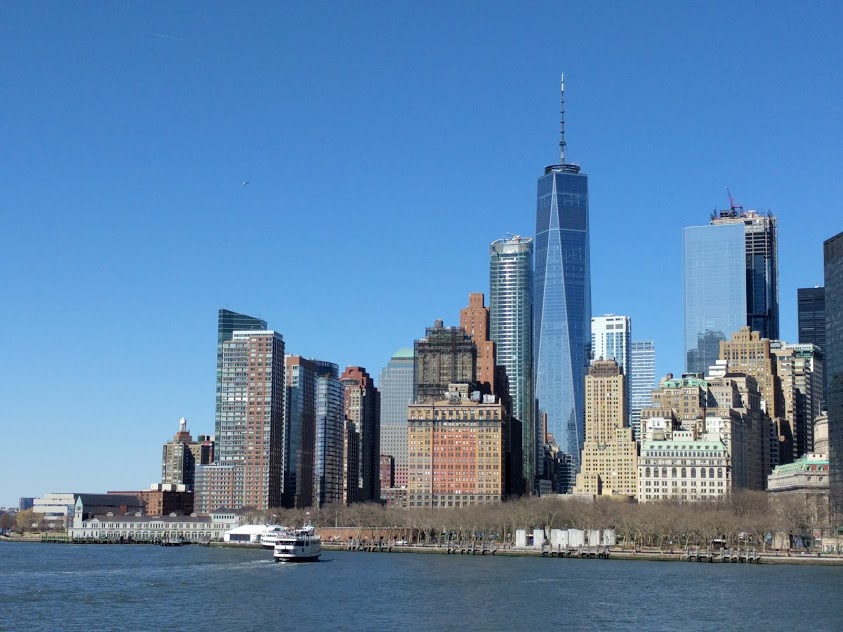 One World Trade Center gezien vanuit het water, op het puntje van downtown Manhattan