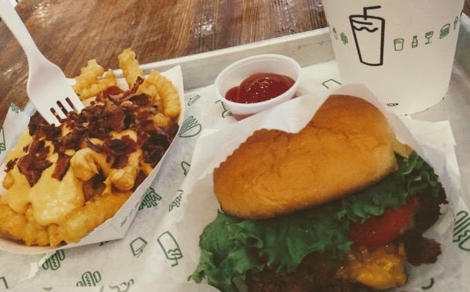 Shake Shack Burger & curly fries met bacon en cheese & milkshake