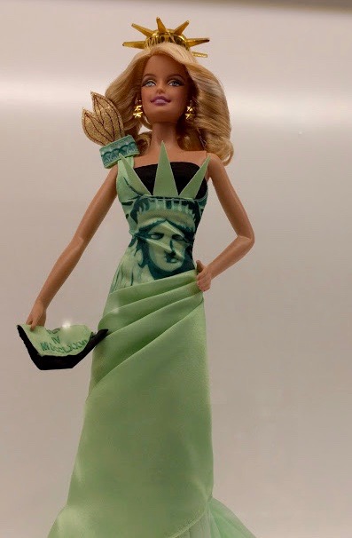 Barbie in Vrijheidsbeeld outfit