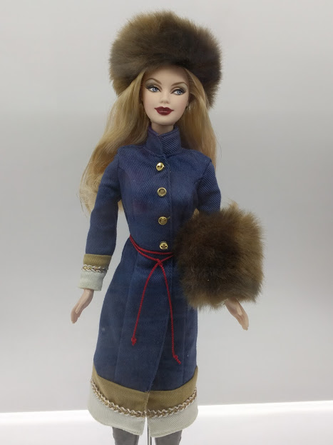 Barbie in Russische klederdracht met typerende berenmuts