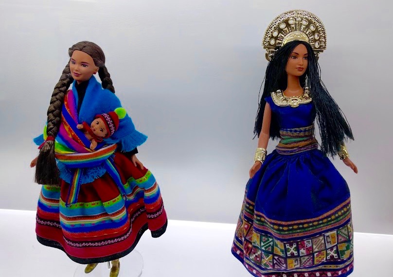 Barbie in klederdracht van Peru met baby in sjaal op buik + Barbie in Inca kledij met passende kroon