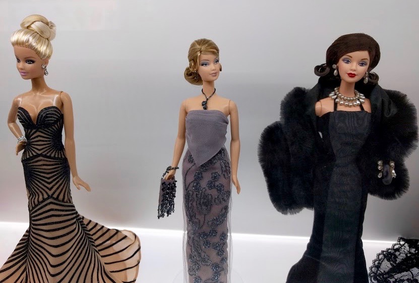 Barbie in stijlvolle zwarte/grijze galajurken van bekende designers