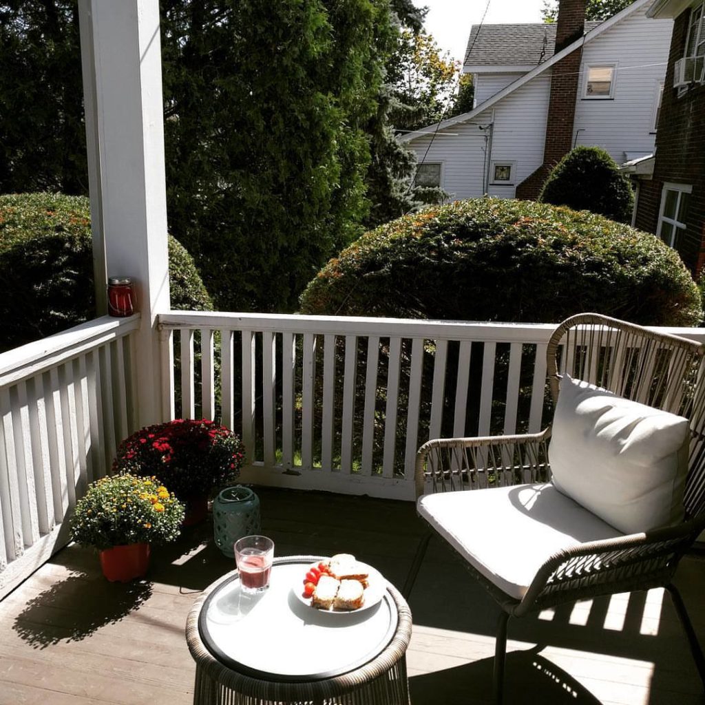 Amerikaanse porch met tuinset en bloemen