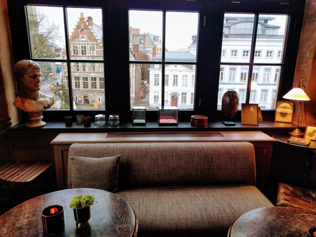 The Cobbler in Gent, Hotel The Post met zicht op de Korenlei