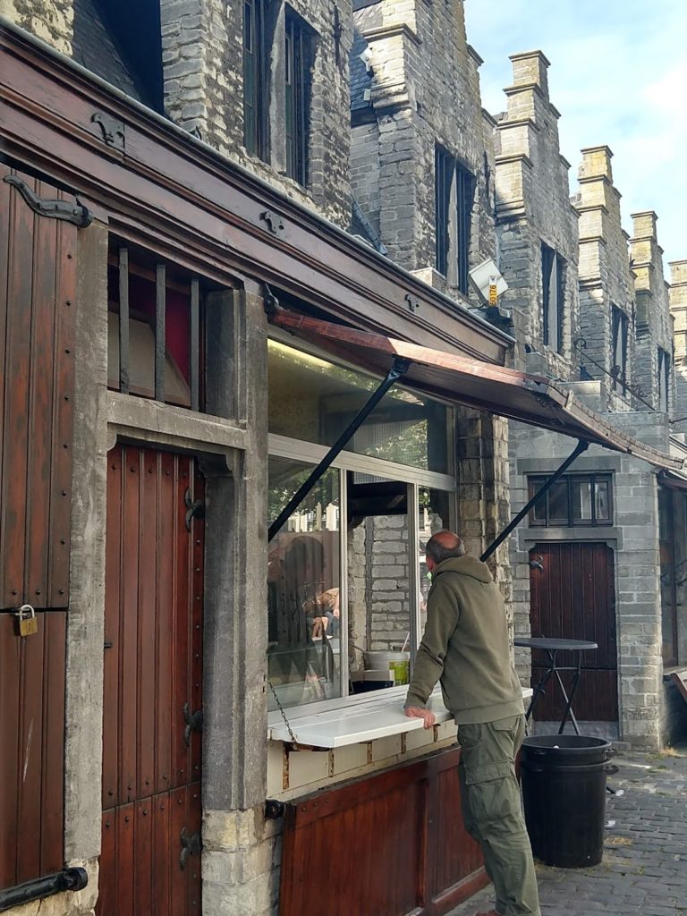 Houten Frituurhokje op de Groentemarkt in Gent