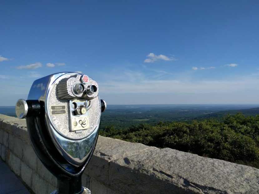 Verrekijker met zicht op High Point State Park