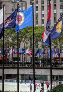 Vlaggen van over de hele wereld op het Rockefeller Center in NYC