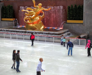 Rockefeller ijspiste voor Promotheus standbeeld in NYC op Rockefeller Plaza
