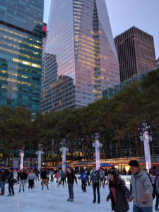 ijspiste in Bryant Park met glazen wolkenkrabbers op achtergrond