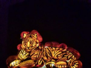 -uitgekerfde pompoen, meerdere pompoenen op elkaar geplaatst voor de vorm van een tijger