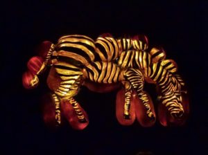 -uitgekerfde pompoen, meerdere pompoenen op elkaar geplaatst voor de vorm van een zebra