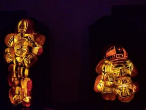 -uitgekerfde pompoen, meerdere pompoenen op elkaar geplaatst voor de vorm van 3CPO & R2D2