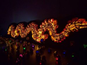 , meerdere pompoenen op elkaar geplaatst voor vorm van een ellenlange Chinese draak