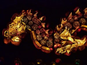 uitgekerfde pompoen, meerdere pompoenen op elkaar geplaatst voor de vorm van Chinese draak