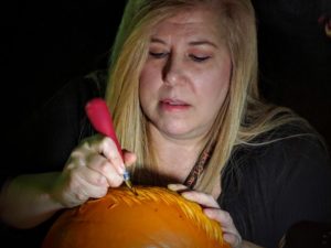 kunstenaar aan het werk: pompoen snijden