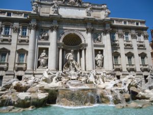 Dag 1 van een vierdaagse reis in Rome met als blikvangers het bezoeken van de Trevi fontein, het Pantheon en Via del Corso.