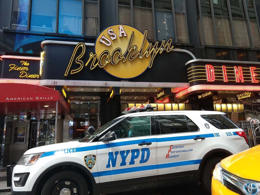 Brooklyn Diner in New York City aan Times Square met politieauto NYPD ervoor