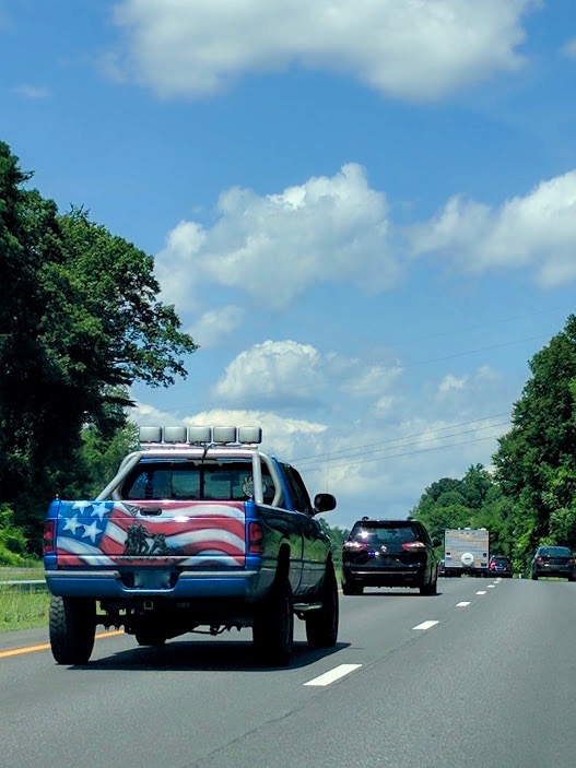 jeep met Amerikaanse vlag en strijders op carrosserie geschilderd