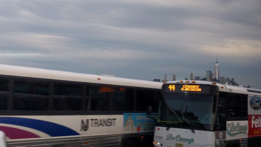 NJ Transit en Decamp Bus op de Turnpike met NYC skyline op de achtergrond