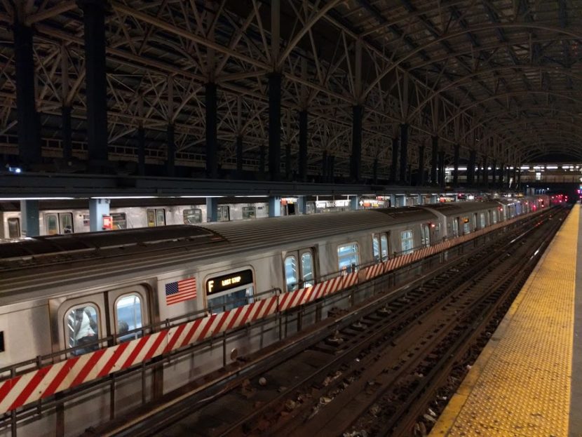 De F-trein in Brooklyn, Coney Island station