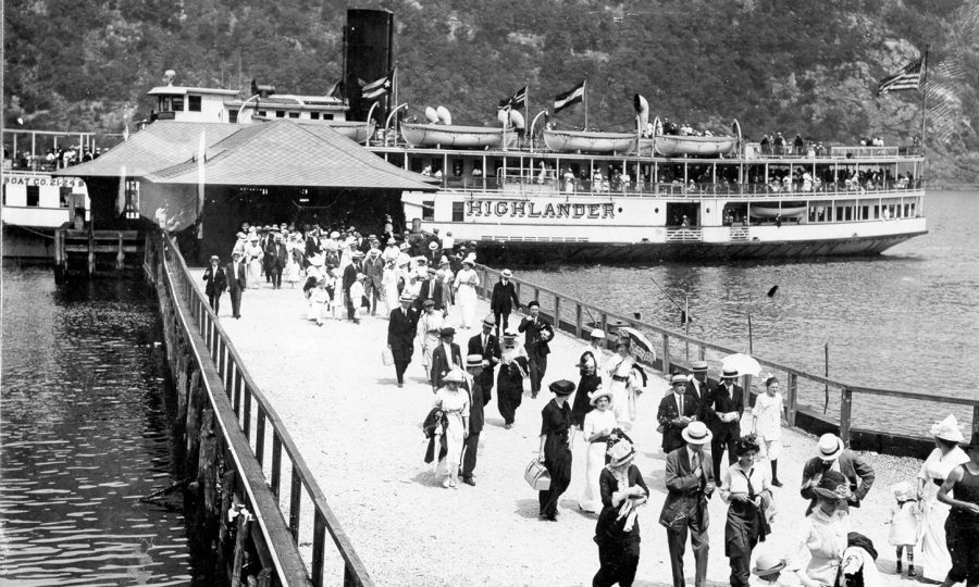 Zwart-wit foto stoomboot jaren 1915 of later Bear Mountain State Park