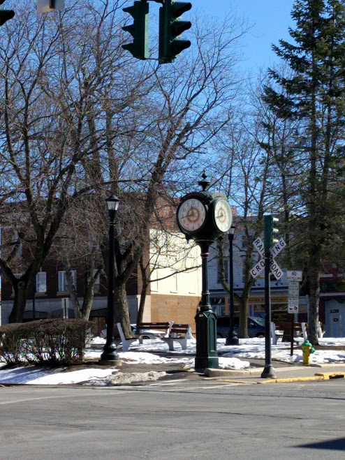 Hudson, Warren Street, Upstate NY, oude klok + train crossing road sign