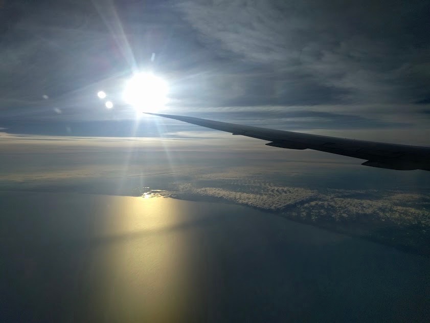 Belgische Noordzee met gouden schittering bij het ochtendgloren