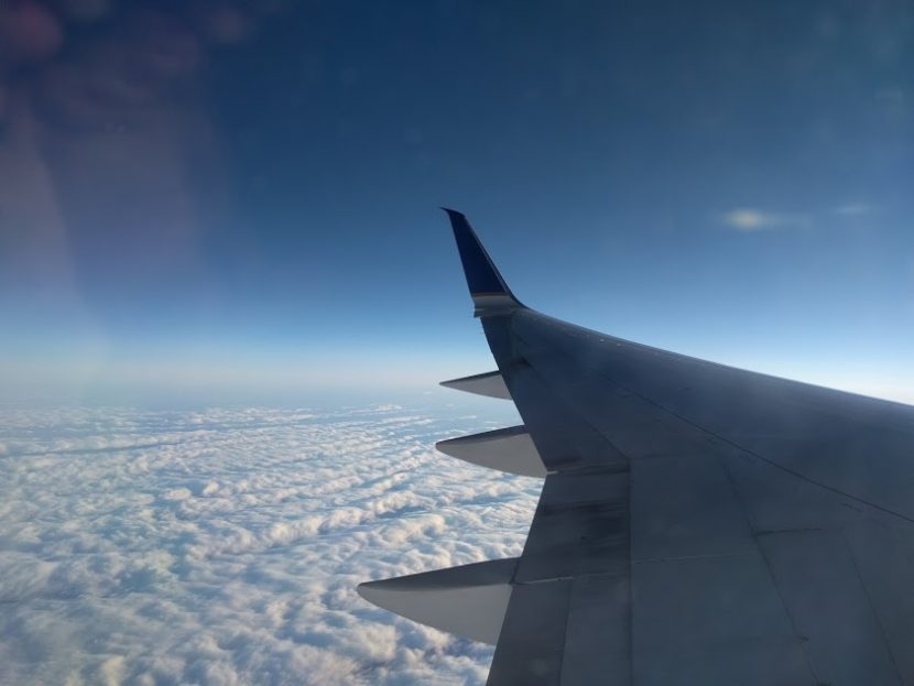 Vliegtuig - vleugel - wolken