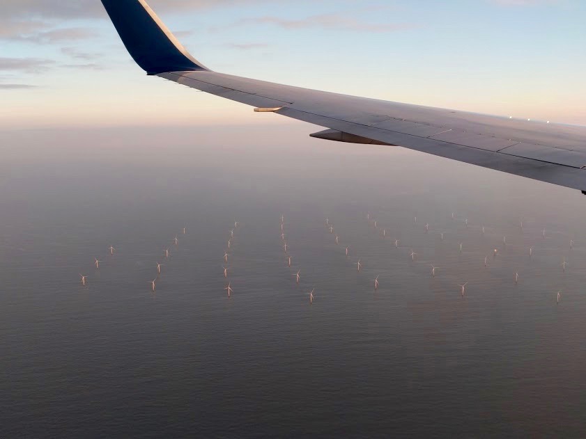 Windmolens in de Noordzee, ter hoogte van Nederland