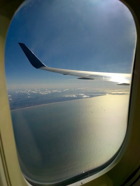 Venster - vliegtuig - zicht op Noordzee en kust Nederland, Zeeland