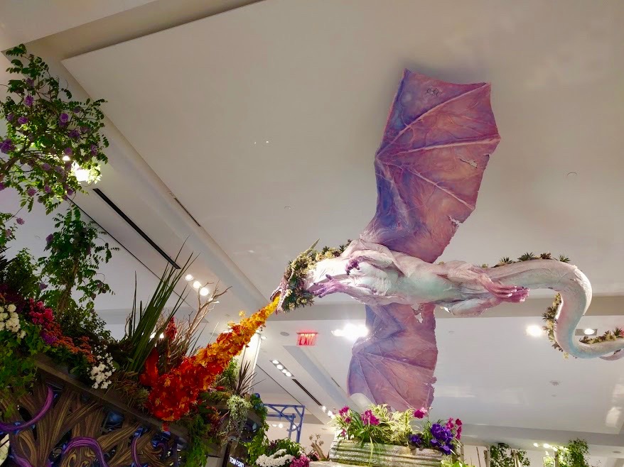 Macy's Flower Show New York - vuurspuwende draak in bloemen