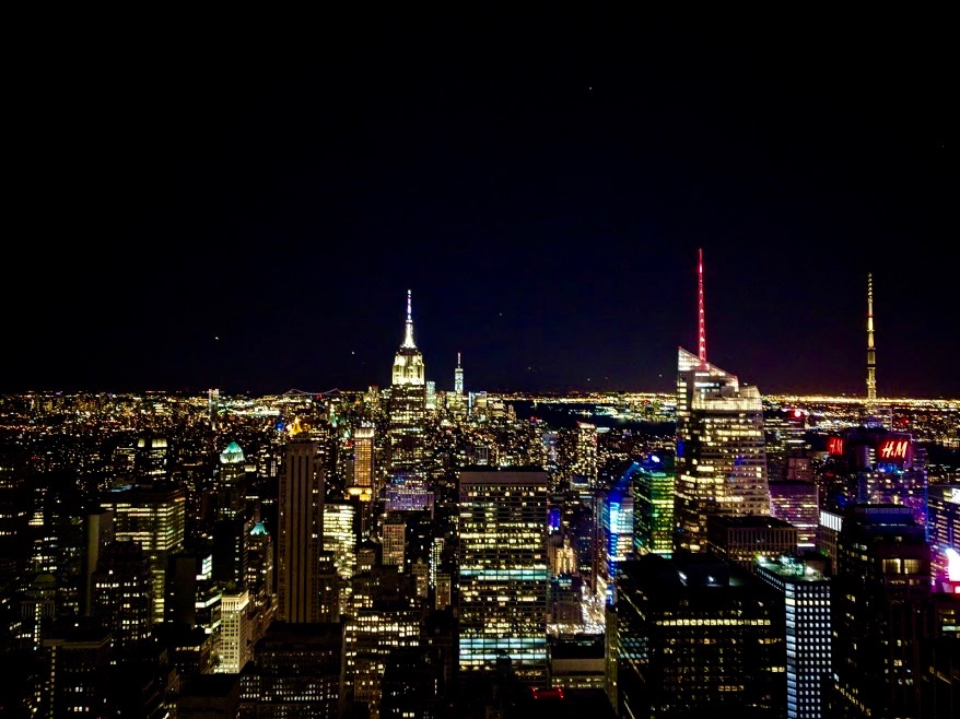 Zicht vanop The Rock, Rockefeller Plaza, Rockefeller Center by night: Empire State Building, One Tower, Times Square