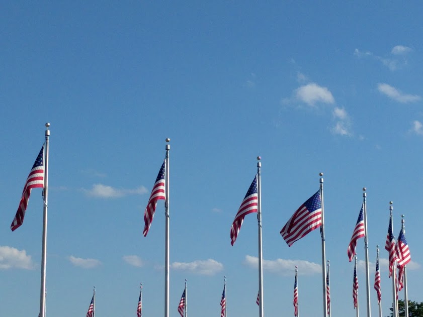 Amerikaanse vlaggen rondom Washington Monument in Washington D.C.