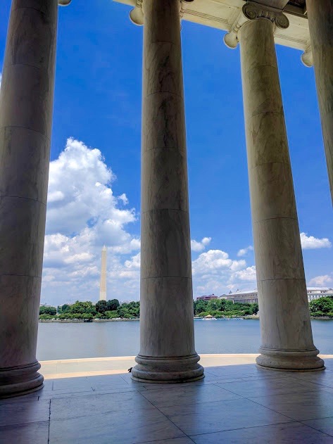 Zuilen Thomas Jefferson Memorial, zicht op Washington Monument in Washington D.C.